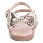 Sandalias-con-tiras-y-lazo-para-niña-pequeña