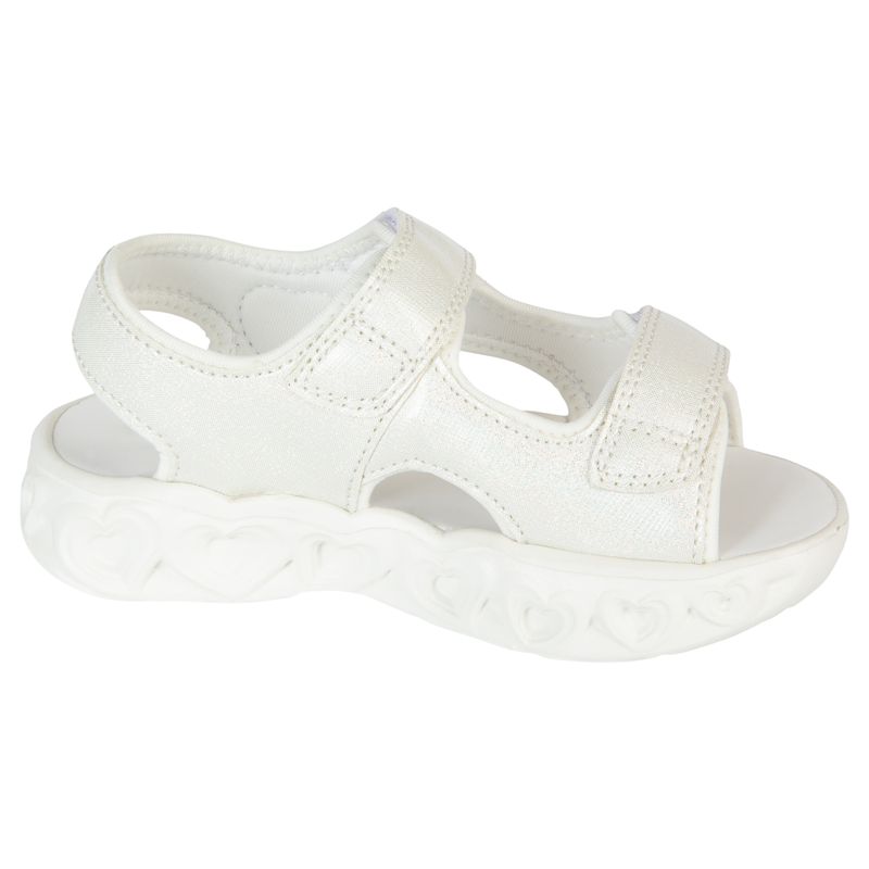 Sandalias-con-diseño-de-corazones-para-niña-pequeña